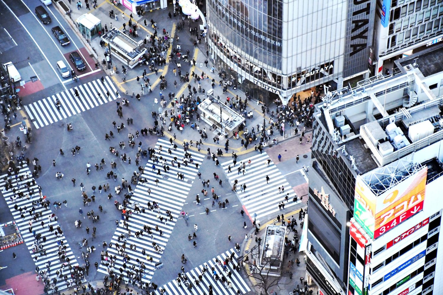 Shibuya Crossing in Tokyo, Japan (Photo by Daryan Shamkhali/Unsplash)