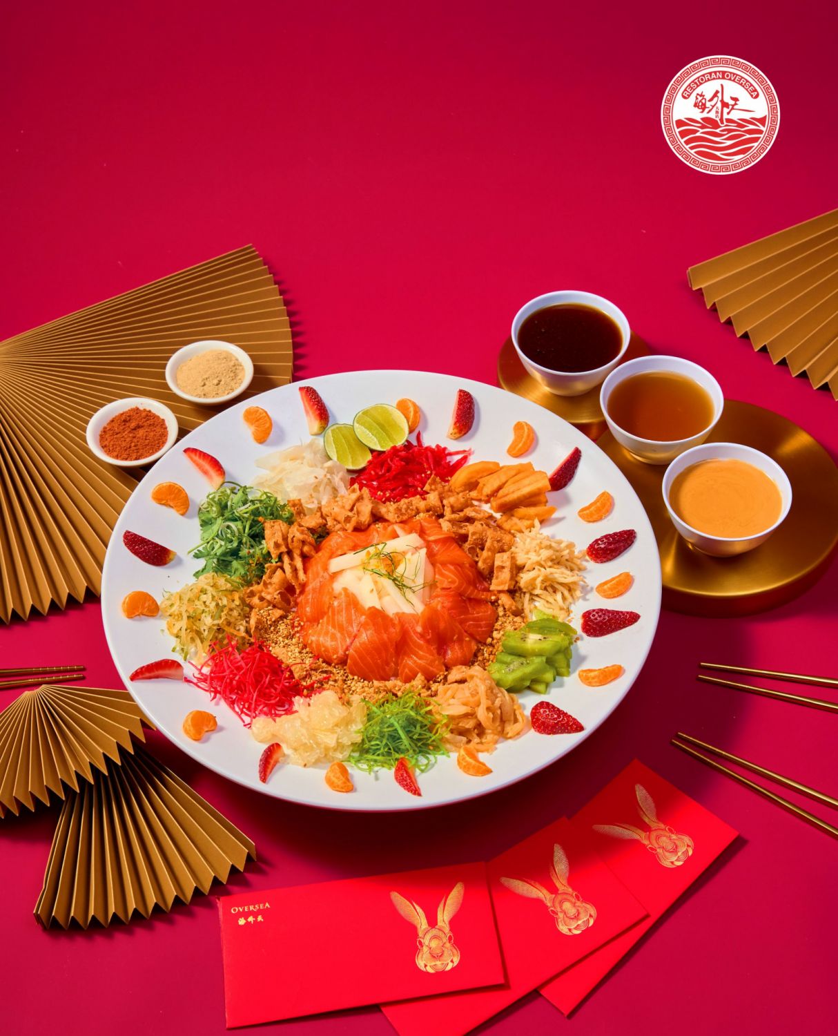 Yee sang with fresh salmon and Korean snow pear (Photo: Oversea Restaurant)