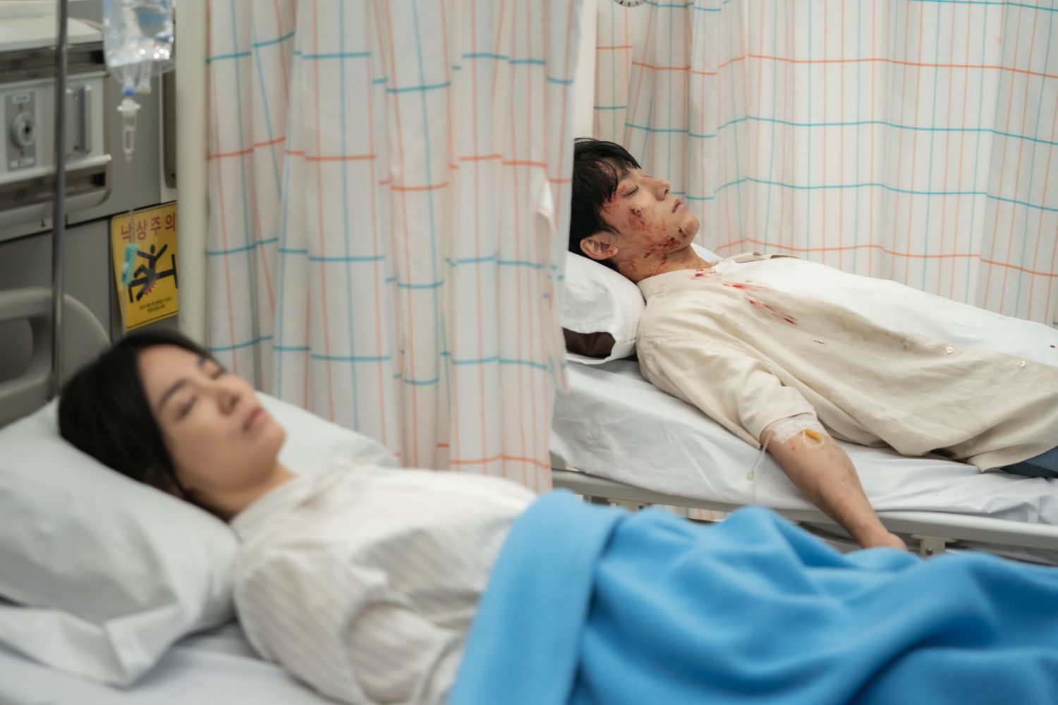 The Glory (L to R) Song Hye-kyo as Moon Dong-eun, Lee Do-Hyun as Joo Yeo-jeong in The Glory Cr. Graphyoda/Netflix © 2022