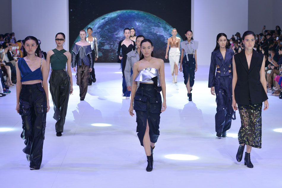 Model memperagakan busana koleksi Maryalle dalam Jakarta Fashion Week 2023 di Pondok Indah Mall, Jakarta, 24 Oktober 2022. TEMPO/ Febri Angga Palguna