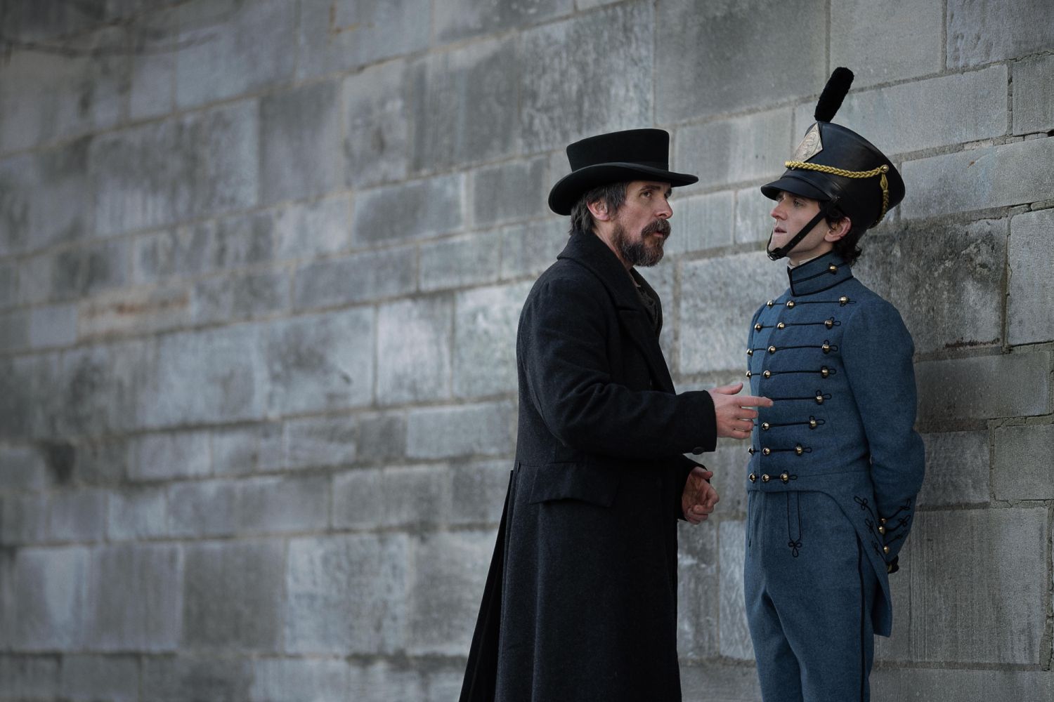 The Pale Blue Eye. (L to R) Christian Bale as Augustus Landor and Harry Melling as Edgar Allen Poe in The Pale Blue Eye. Cr. Scott Garfield/Netflix © 2022