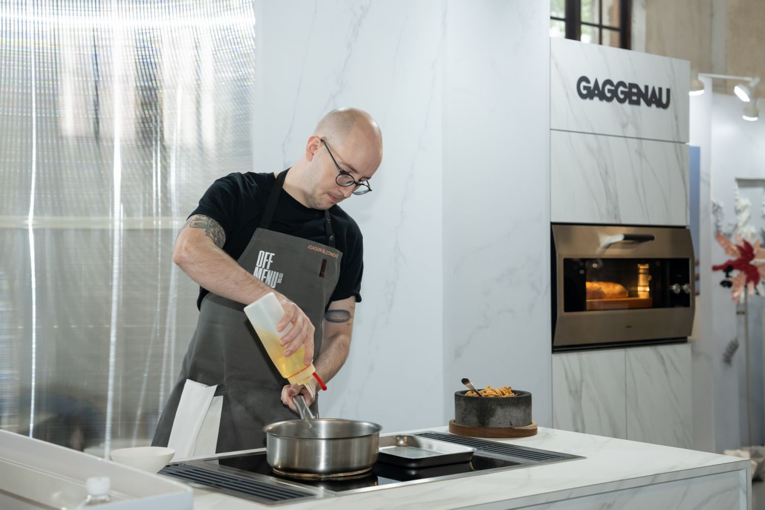 Zea 主廚Joaquin Elizondo 示範使用Gaggenau Vario 400 系列四口感應爐與檯面側吸式排油煙機。