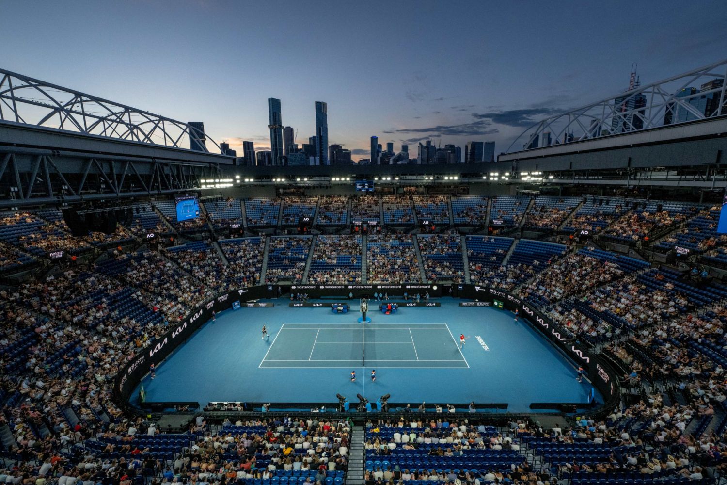 位於墨爾本公園(MELBOURNE PARK)的羅德拉佛球場(ROD LAVER ARENA)為2023 年澳洲網球公開賽(AUSTRALIAN OPEN)舉辦場地,得名於勞力士代言人、三屆澳洲網球公開賽冠軍得主羅德·拉佛(ROD LAVER)©Rolex/Jon Buckle (1)