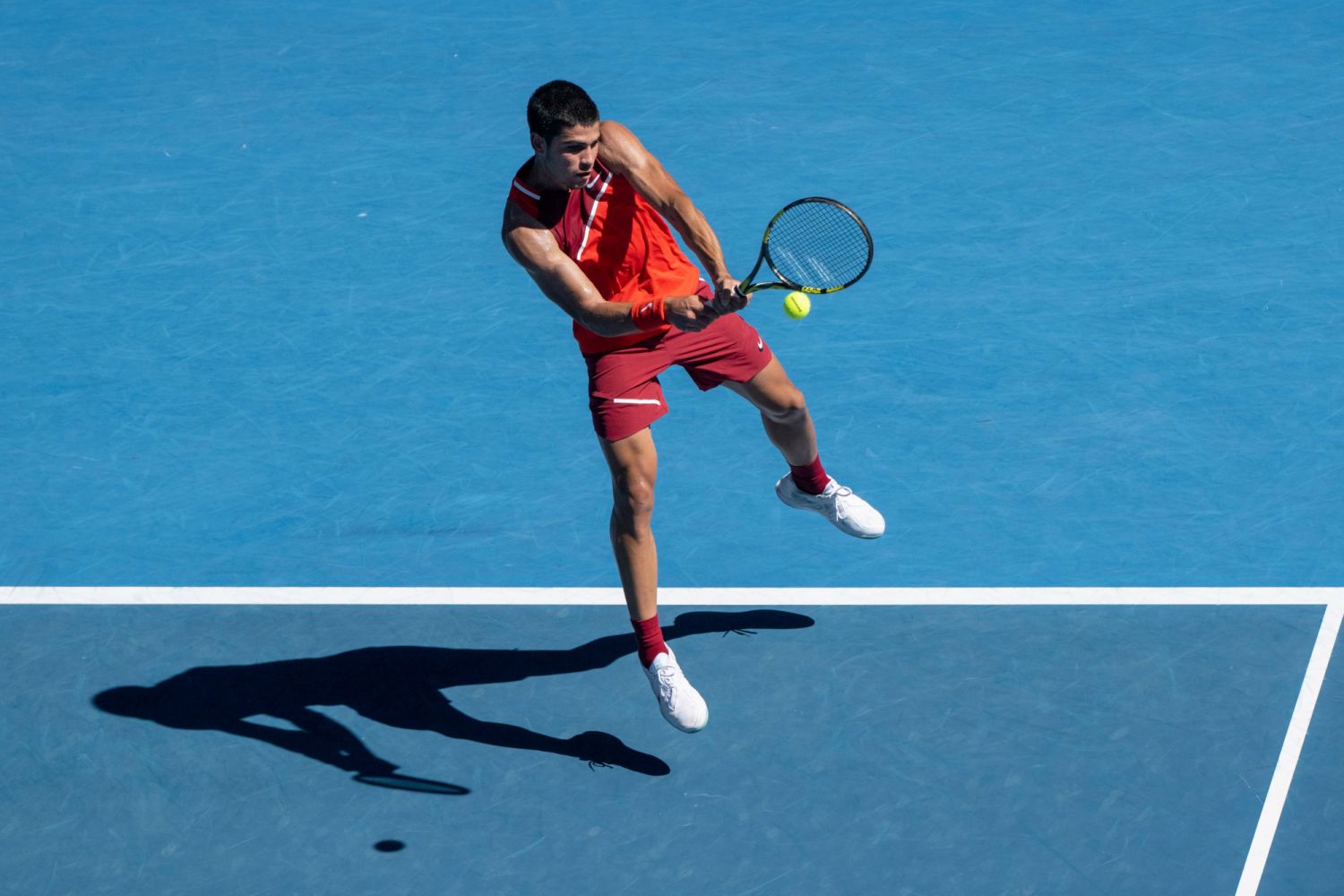 2022 年澳洲網球公開賽(AUSTRALIAN OPEN),勞力士代言 人卡洛斯·艾卡拉茲(CARLOS ALCARAZ)進行反手擊球 ©Rolex/Jon Buckle