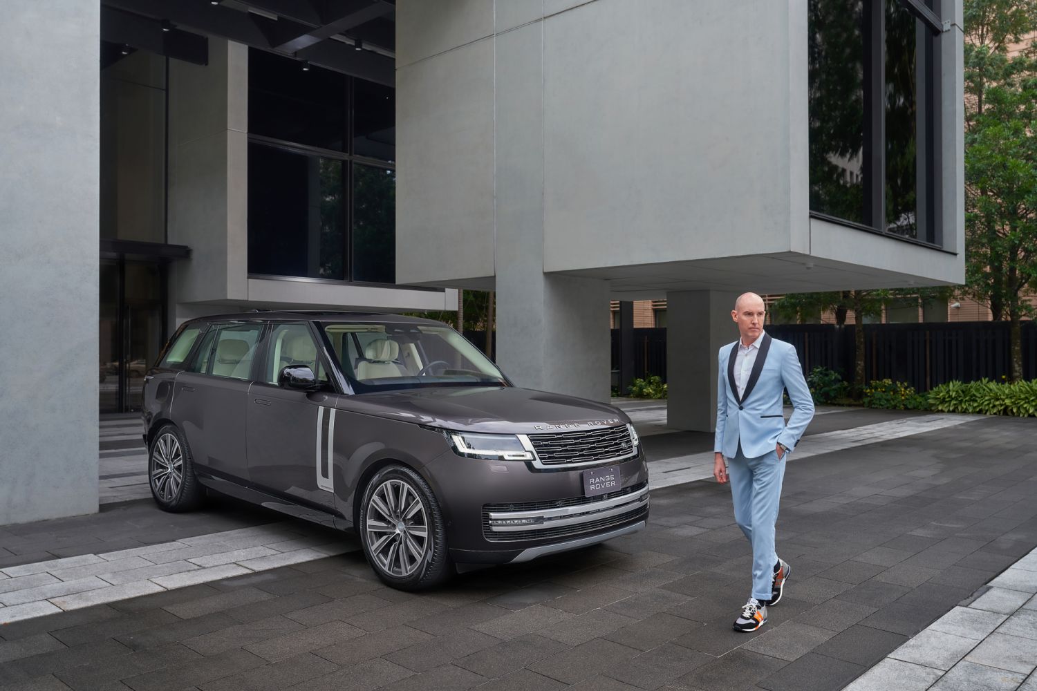 Jaguar Land Rover台灣捷豹路虎總經理唐博謙(Garth Turnbull)與全新第五代The New Range Rover,天空藍絲瓜領成套西裝 by Paul Smith。