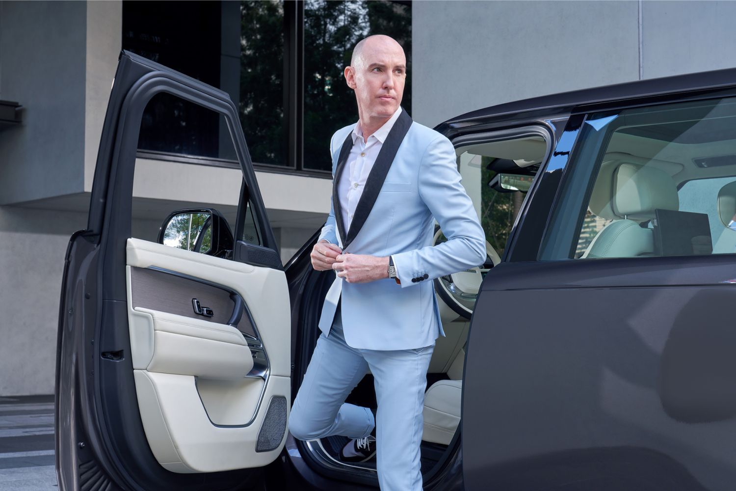 Jaguar Land Rover台灣捷豹路虎總經理唐博謙(Garth Turnbull)與全新第五代The New Range Rover,天空藍絲瓜領成套西裝 by Paul Smith。