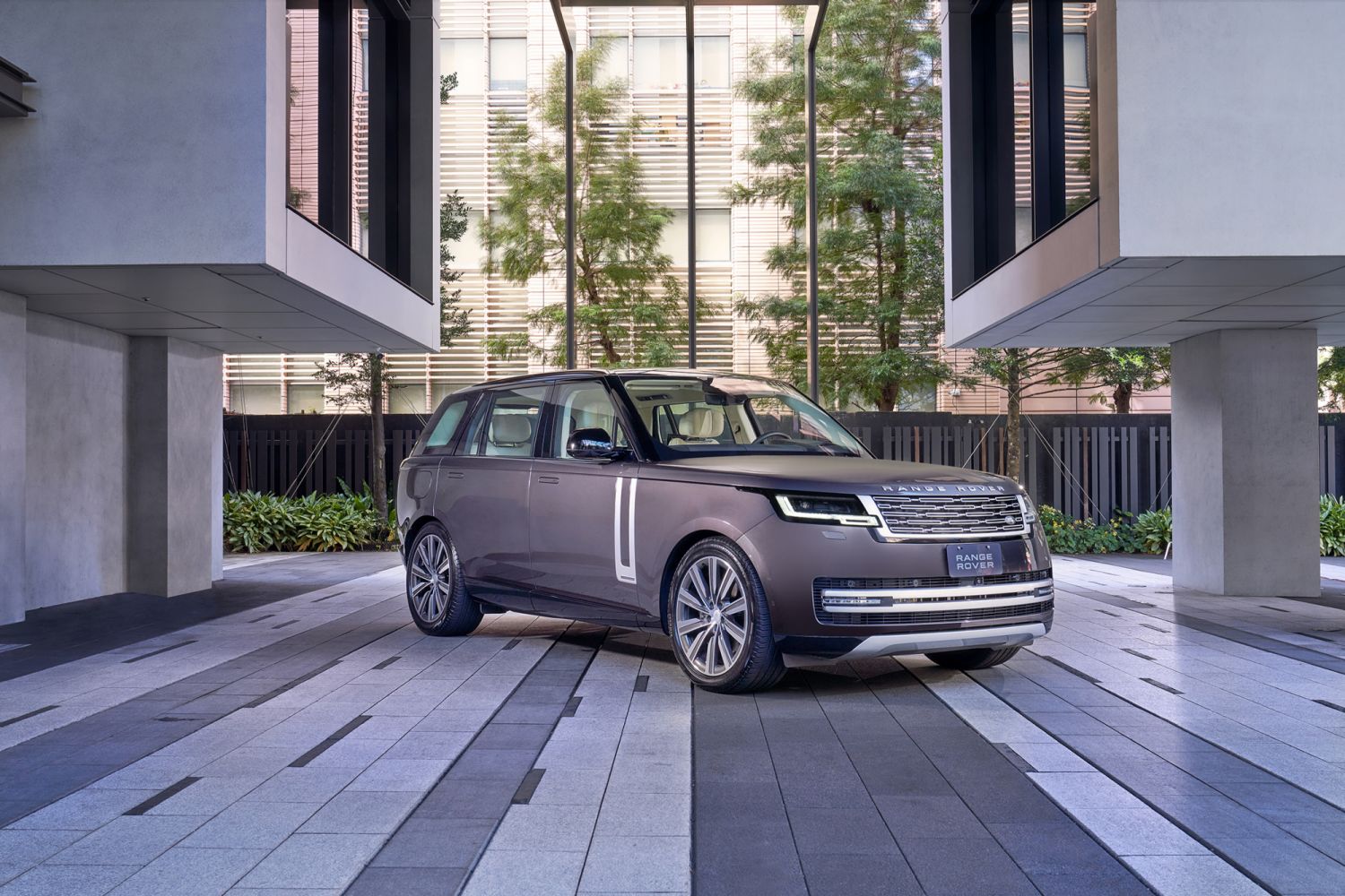 全新第五代The New Range Rover。