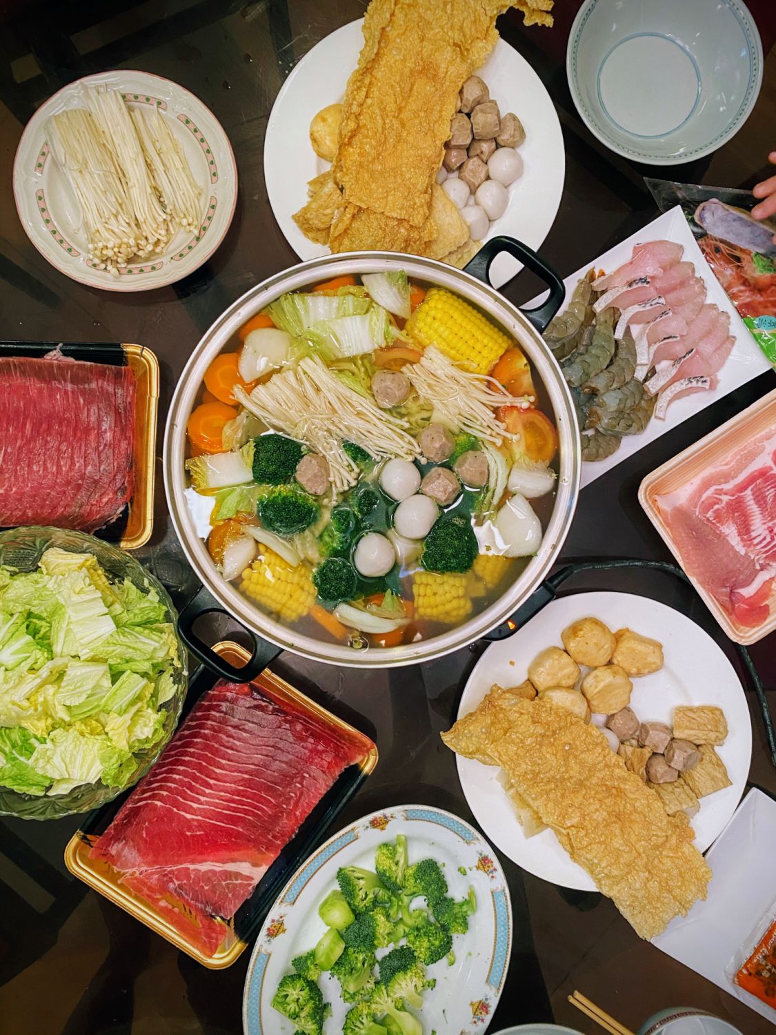 A typical steamboat spread (Photo: Cera/Unsplash)