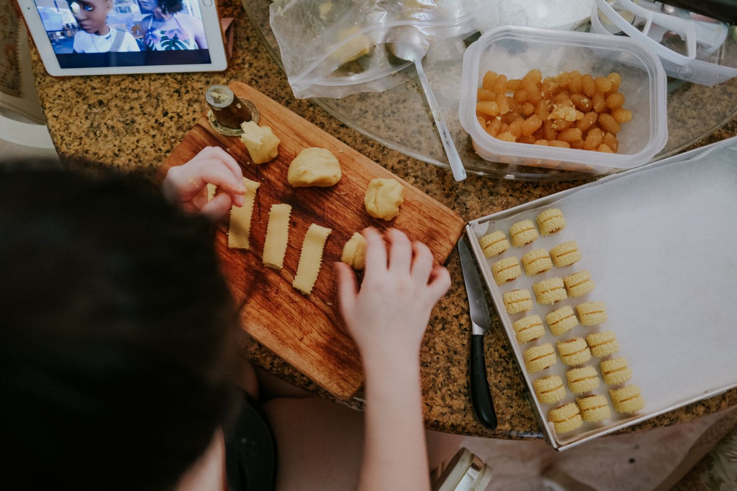 Making pineapple tarts by hand (Photo: Melanie Lim/Unsplash)