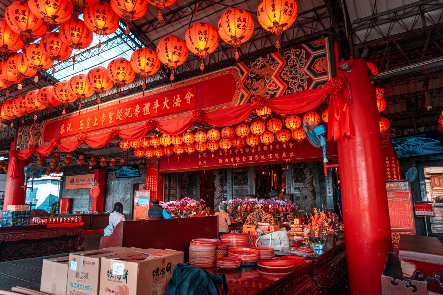 Altars at a Chinese temple (Photo: Lisanto/Unsplash)