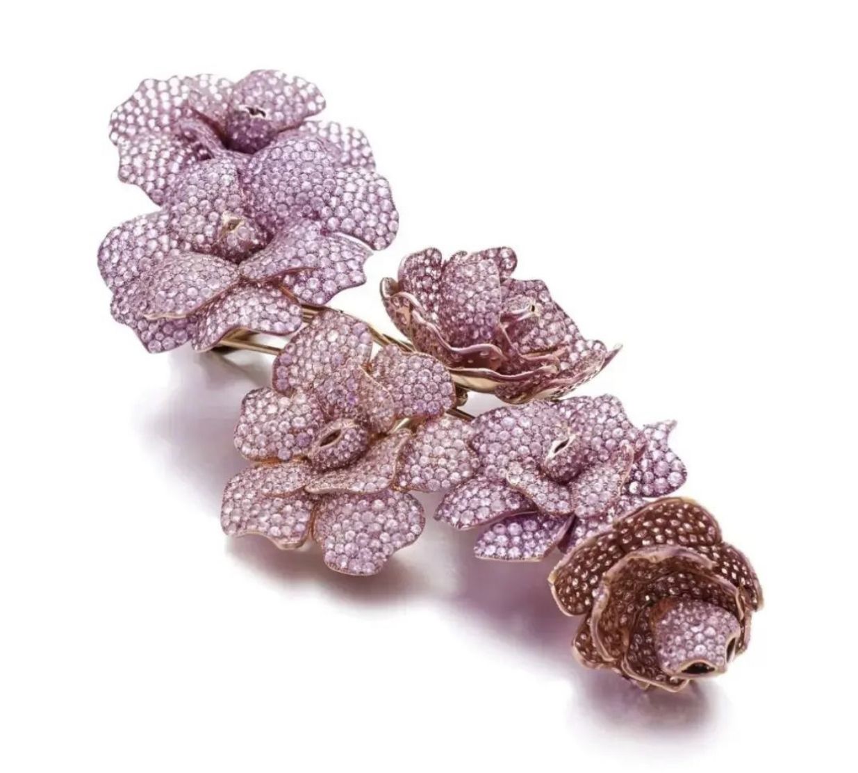 Michele Della Valle胸針。以粉光剛玉鑲嵌成叢聚的粉紅色花朵