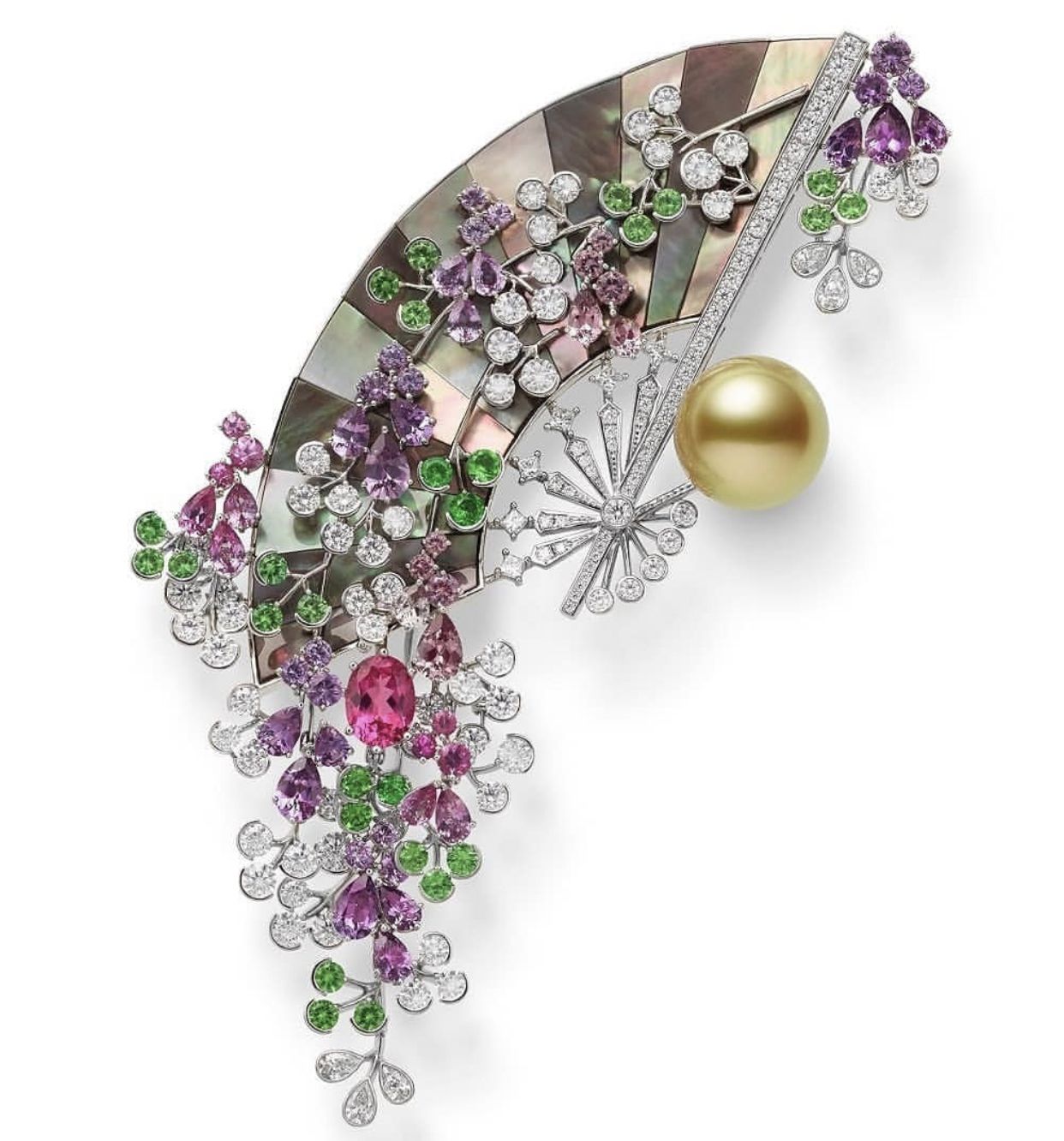Mikimoto 扇形胸針。以金色南洋珠搭配剛玉、尖晶石、石榴石、鑽石、珍珠母貝