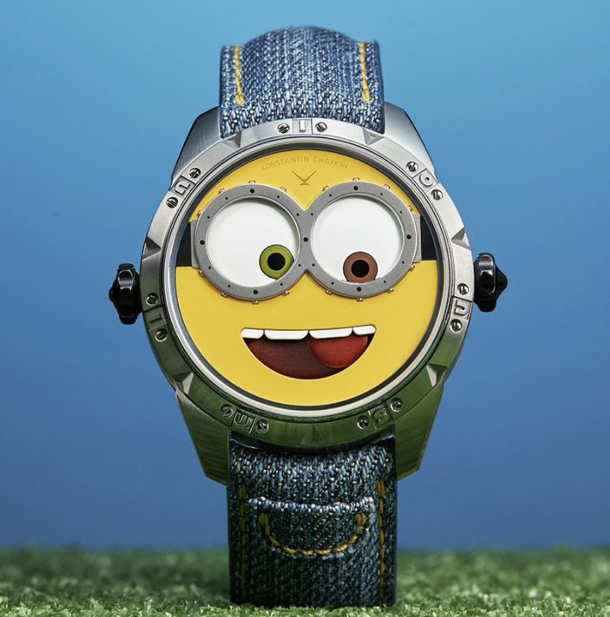 Konstantin Chaykin所推出的的Minions Watch小小兵腕錶,,左右兩眼分別指示小時與分鐘,吐出的舌頭則是月相顯示。限量38只。