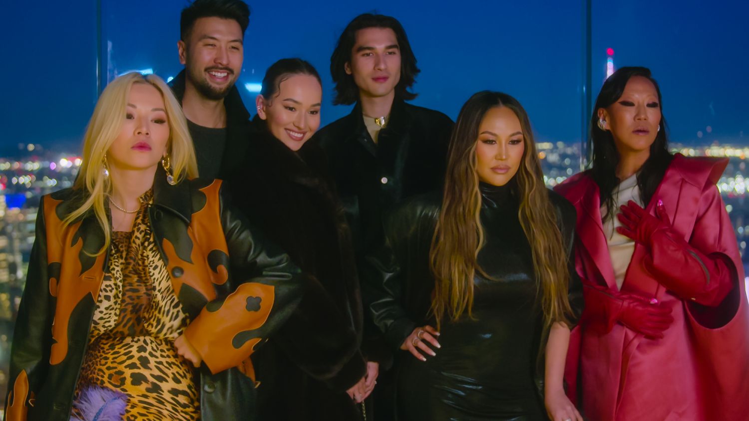 Netflix《璀璨帝國紐約篇》Bling Empire: New York. (L to R) Tina Leung, Richard Chang, Vika, Blake Abbie, Dorothy Wang, Lynn Ban from Bling Empire: New York. Cr. Courtesy of Netflix © 2022