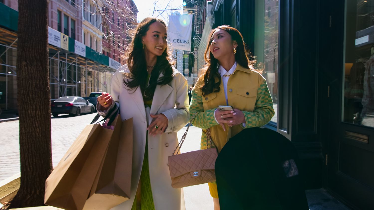 Netflix《璀璨帝國紐約篇》南姆Nam Laks. Bling Empire: New York. (L to R) Vika, Nam Laks from episode 02 of Bling Empire: New York. Cr. Courtesy of Netflix Â© 2023