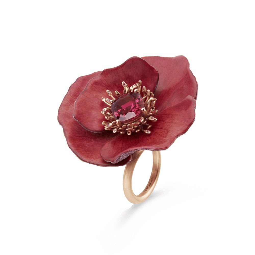 Boucheron FLEUR ETERNELLE永恆之花，鈦金屬和玫瑰金戒指，裝飾天然花瓣，鑲嵌1顆重3.99克拉的枕形紅碧璽，鋪鑲粉紅色和黃色藍寶石，花蕊點綴粉紅色藍寶石。
