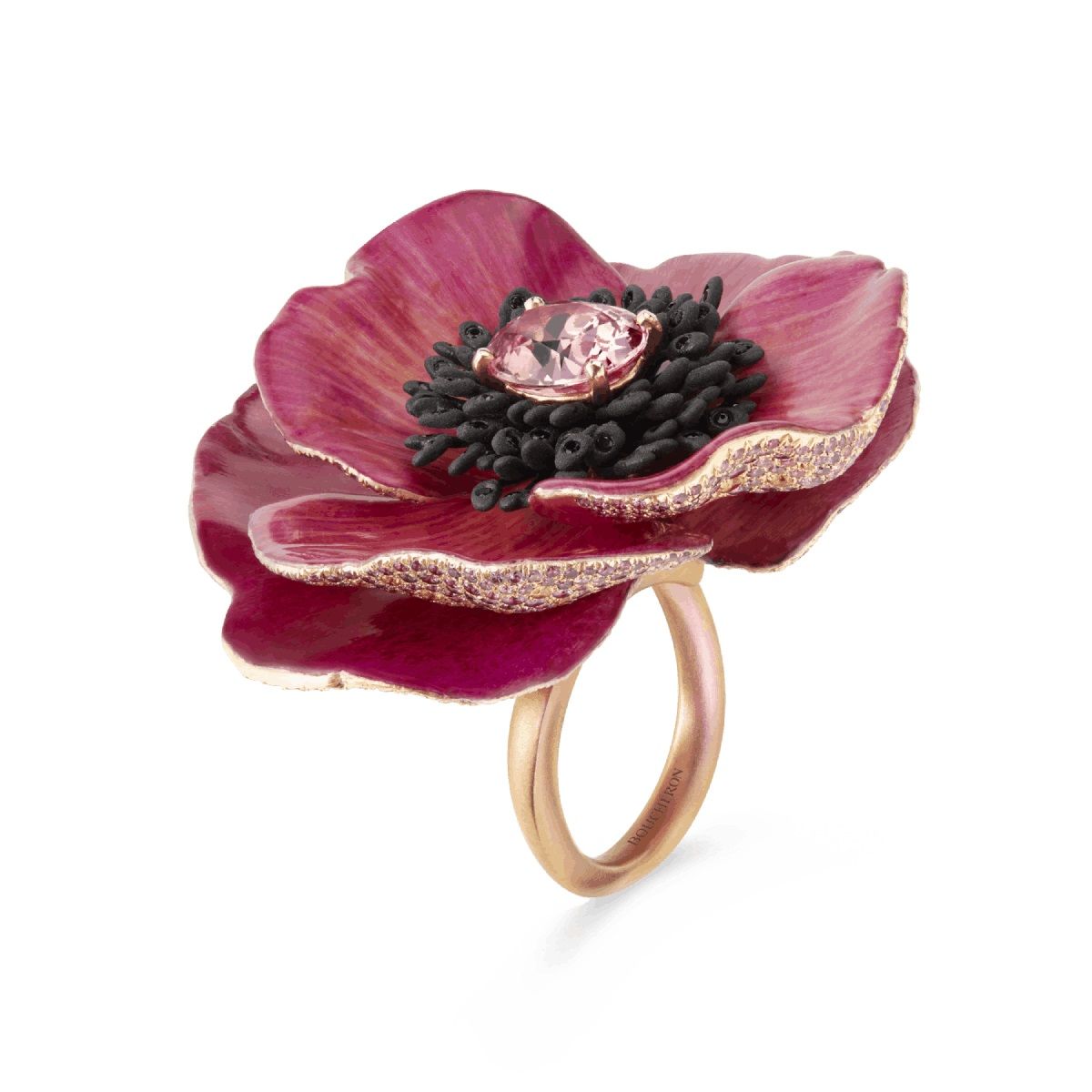 Boucheron FLEUR ETERNELLE永恆之花，鈦金屬和玫瑰金戒指，裝飾天然花瓣，鑲嵌1顆重4.16克拉的橢圓形帕帕拉恰藍寶石，鋪鑲黑色尖晶石和彩色藍寶石。