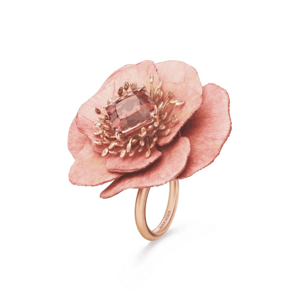 Boucheron FLEUR ETERNELLE永恆之花，鈦金屬和玫瑰金戒指，裝飾天然花瓣，鑲嵌1顆重8.18克拉的枕形帝王托帕石。