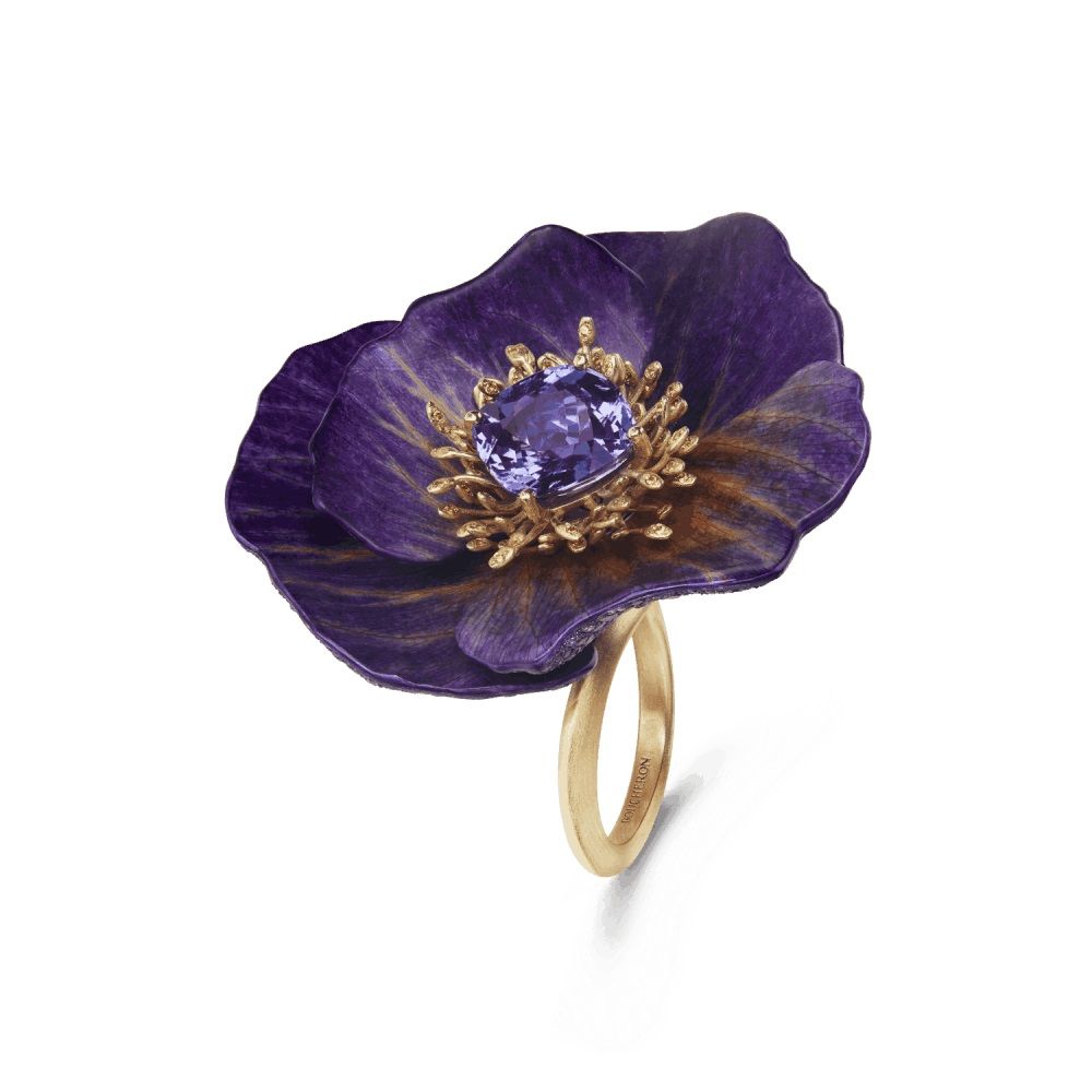 Boucheron FLEUR ETERNELLE永恆之花，鈦金屬和黃金戒指，裝飾天然花瓣，鑲嵌1顆重5.99克拉的馬達加斯加枕形紫色藍寶石，鋪鑲紫色和黃色藍寶石，花蕊點綴錳鋁榴石。