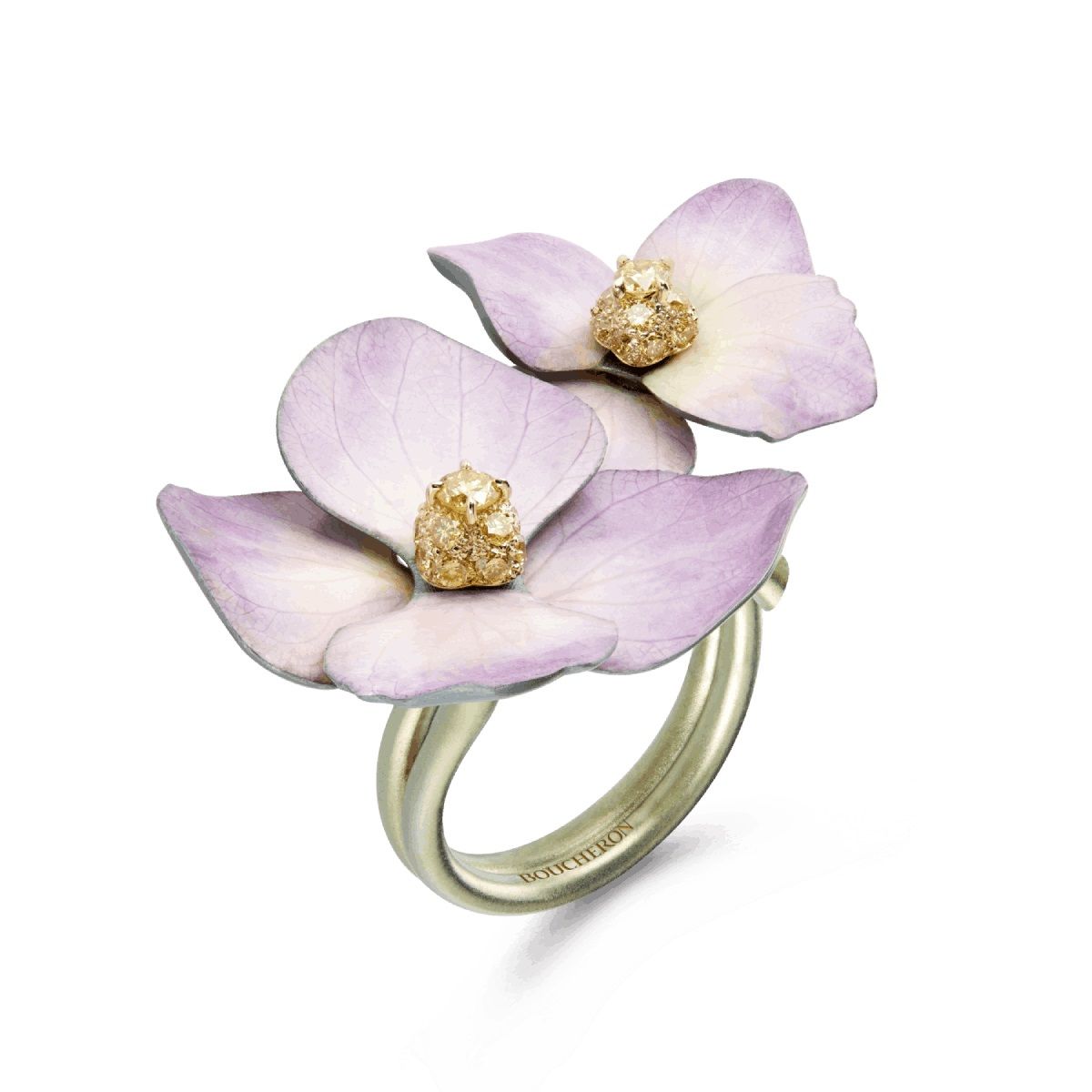 Boucheron FLEUR ETERNELLE永恆之花，鈦金屬戒指，裝飾天然花瓣，鑲嵌1束淡黃色鑽石。