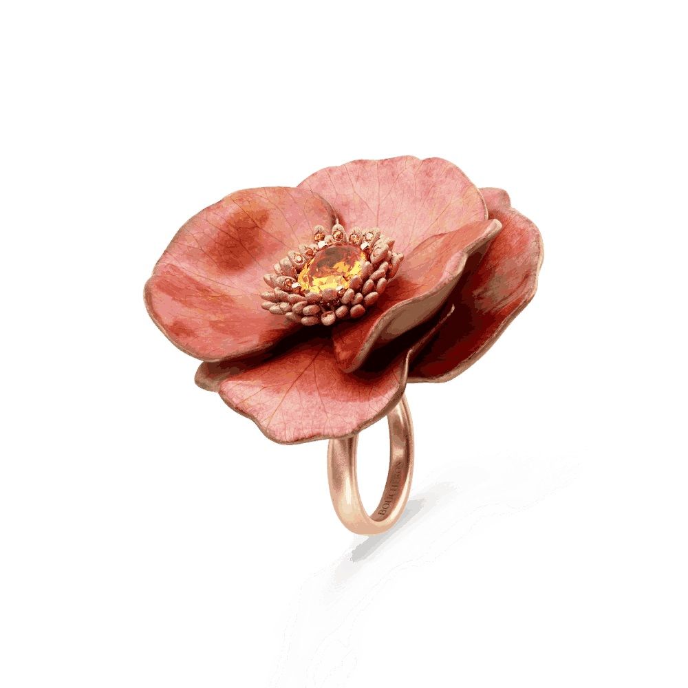 Boucheron FLEUR ETERNELLE永恆之花，鈦金屬和玫瑰金戒指，裝飾天然花瓣，鑲嵌1顆重3.35克拉的橢圓形錳鋁榴石，花蕊點綴錳鋁榴石。