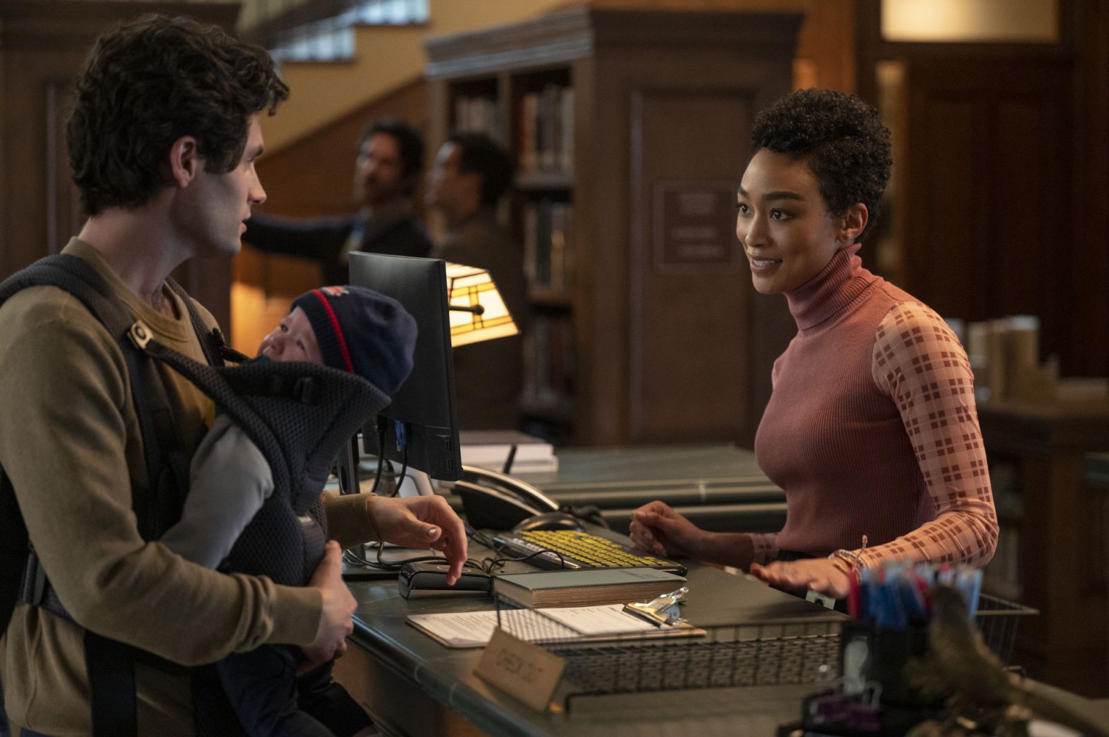 YOU (L to R) PENN BADGLEY as JOE GOLDBERG and TATI GABRIELLE as MARIENNE in episode 301 of YOU Cr. JOHN P. FLEENOR/NETFLIX © 2021
