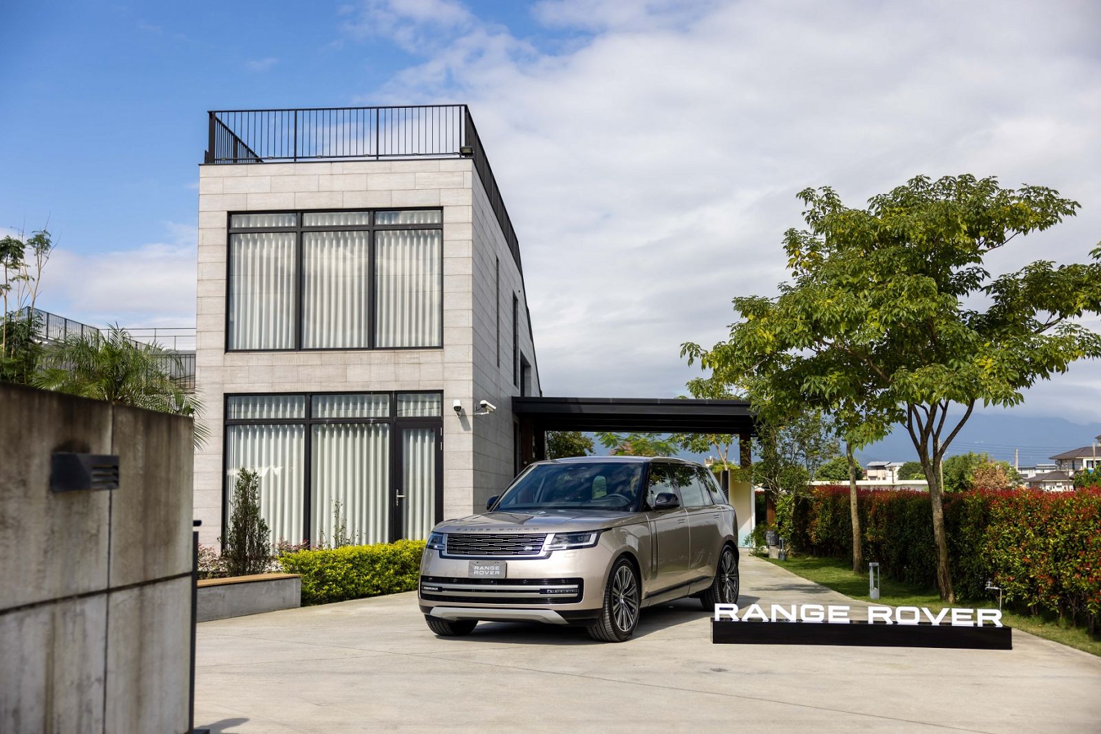 【影片開箱】The New Range Rover 亮點一覽：耗時10年推出！總裁級後座、駕駛感宛如魔毯滑行般柔順！