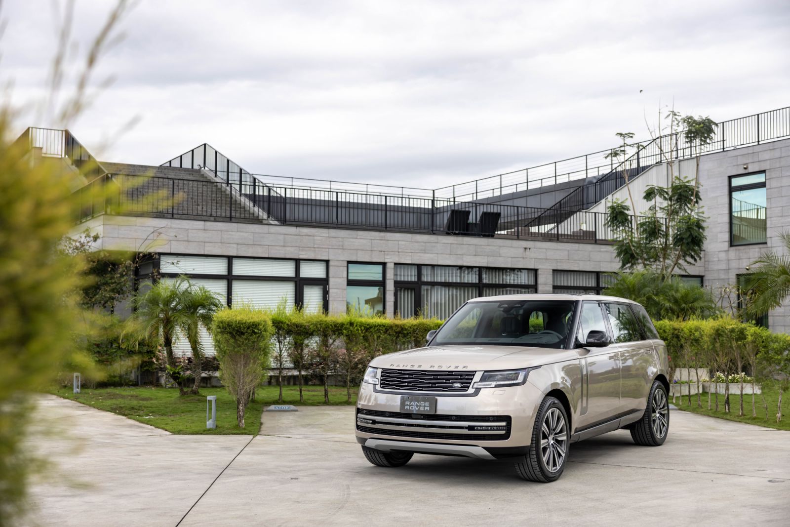 【影片開箱】The New Range Rover 亮點一覽：耗時10年推出！總裁級後座、駕駛感宛如魔毯滑行般柔順！