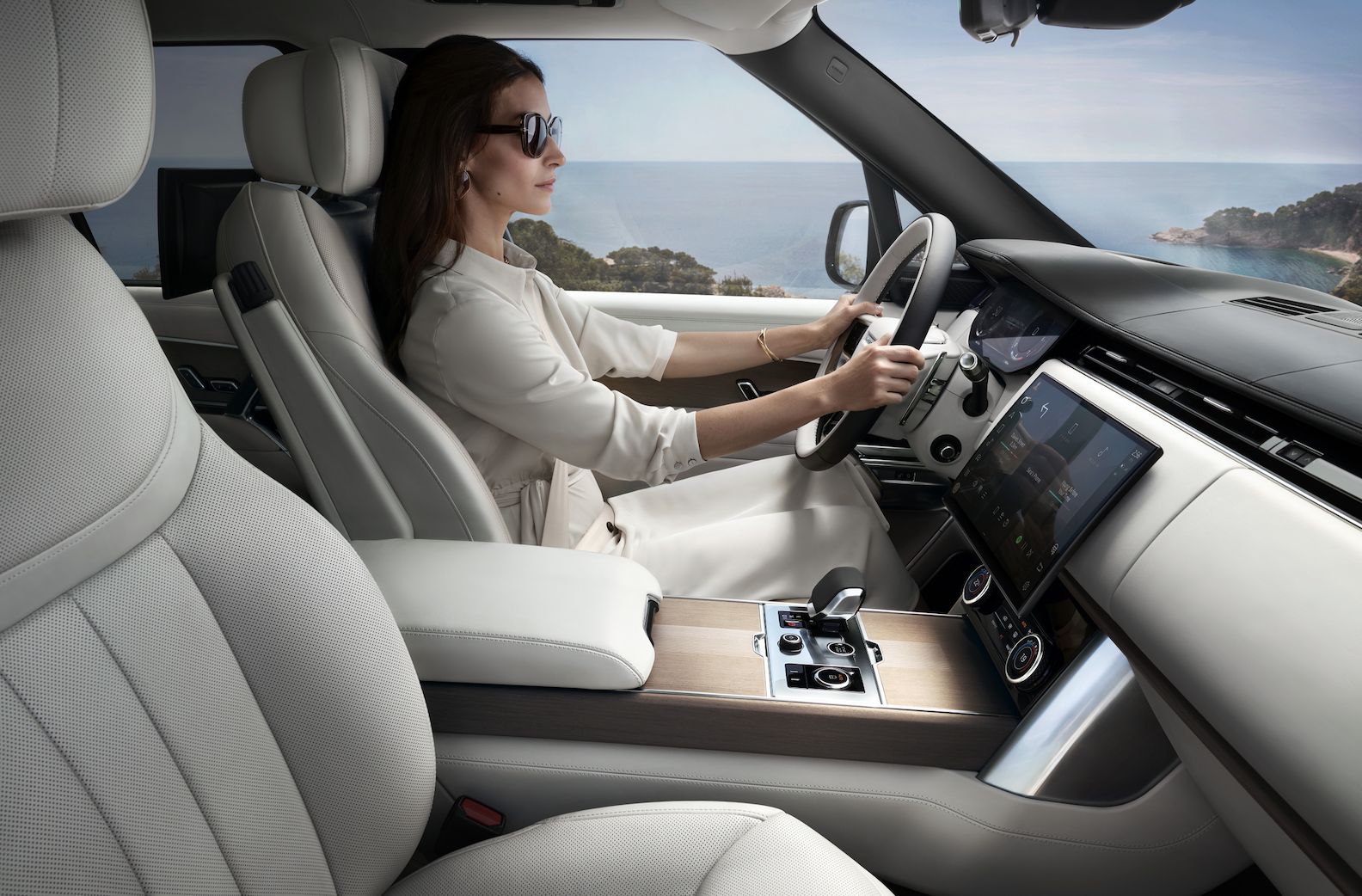 【影片開箱】The New Range Rover 亮點一覽：耗時10年推出！總裁級後座、駕駛感宛如魔毯滑行般柔順！