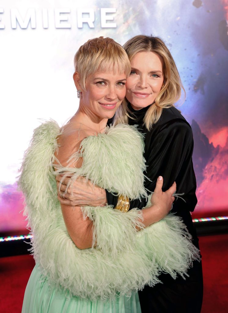 64歲蜜雪兒菲佛(Michelle Pfeiffer)出席漫威《蟻人與黃蜂女:量子狂熱》首映會,凍齡美貌令人驚艷。LOS ANGELES, CALIFORNIA - FEBRUARY 06: (L-R) Evangeline Lilly and Michelle Pfeiffer attend the Ant-Man and The Wasp Quantumania world premiere at Regency Village Theatre in Westwood, California on February 06, 2023. (Photo by Jesse Grant/Getty Images for Disney)