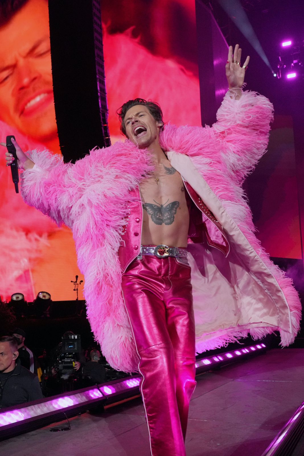 INDIO, CALIFORNIA - APRIL 22: Harry Styles performs on the Coachella stage during the 2022 Coachella Valley Music And Arts Festival on April 22, 2022 in Indio, California. (Photo by Kevin Mazur/Getty Images for Harry Styles)