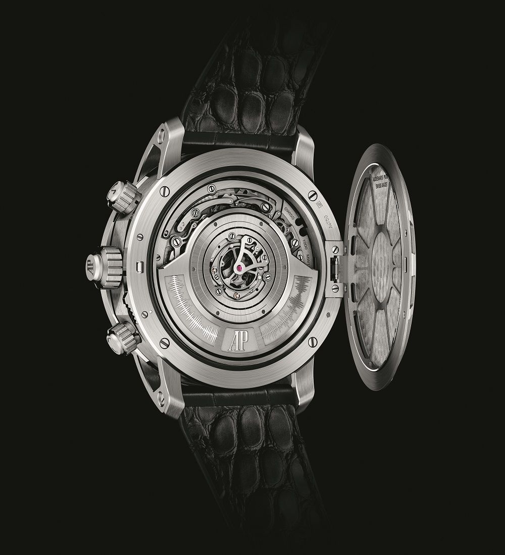 愛彼 Code 11.59系列 Universelle腕錶設計了獨特雙底蓋系統,包含一個超薄暗蓋,以及厚度僅有0.6毫米的全新藍寶石水晶玻璃共鳴板,將音簧安裝於上