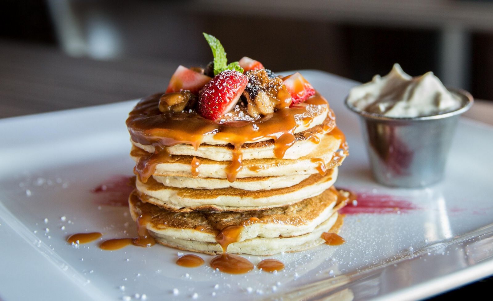 A stack of pancakes with caramel, nuts and strawberries (Photo: Ash/Pexels)