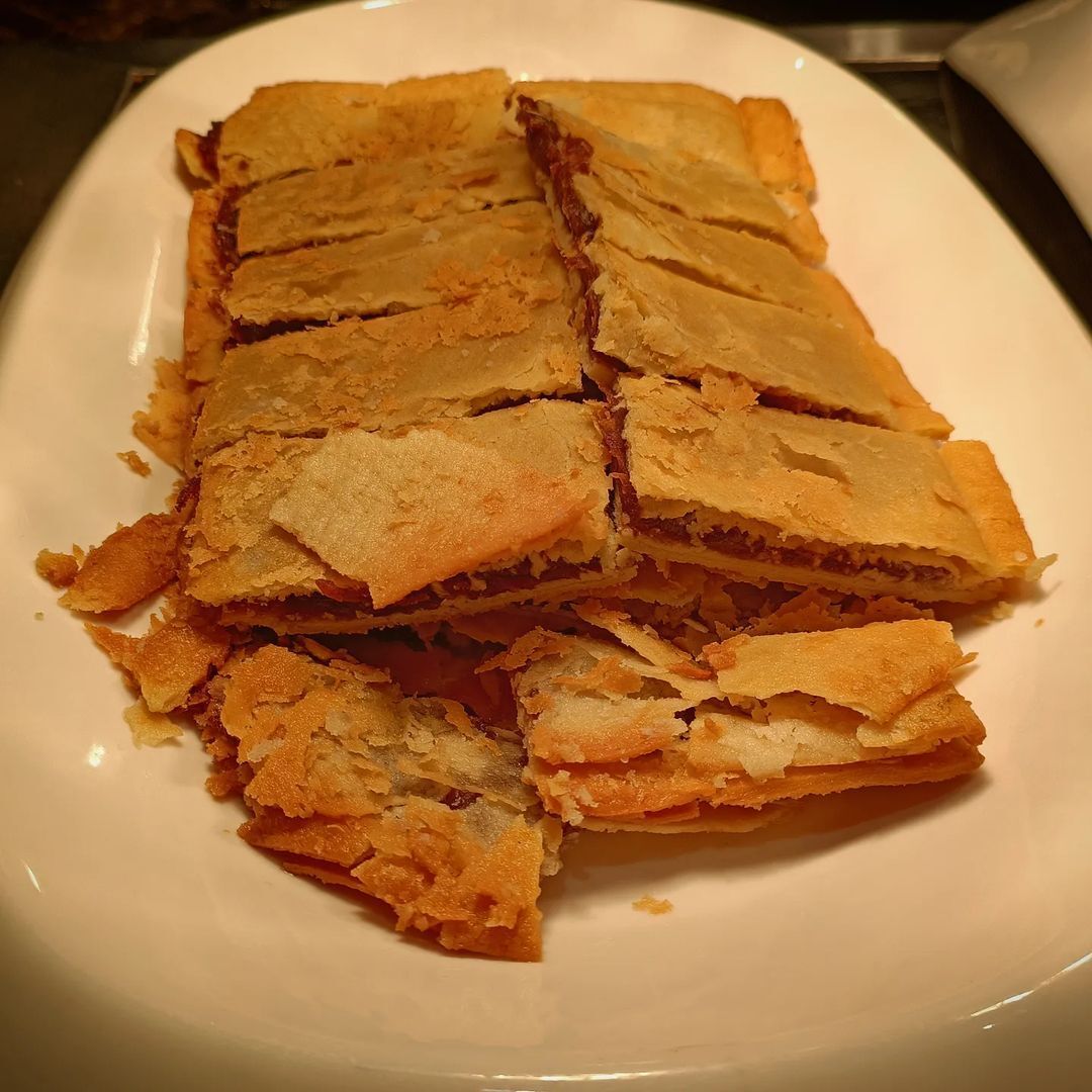 Wo bing made with lotus paste (Photo: @ themalaysianfoodie/Instagram)