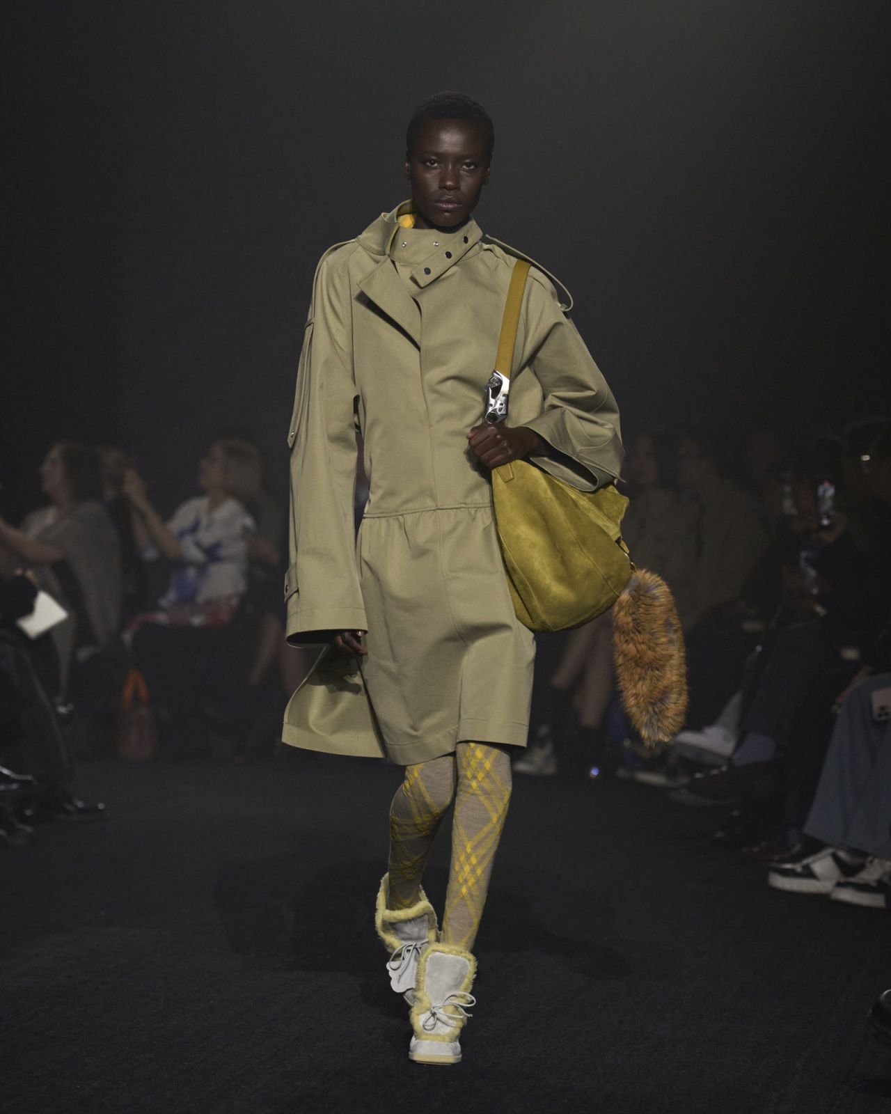 Daniel Lee 入主 Burberry首場大秀。Burberry 2023 秋冬大秀。