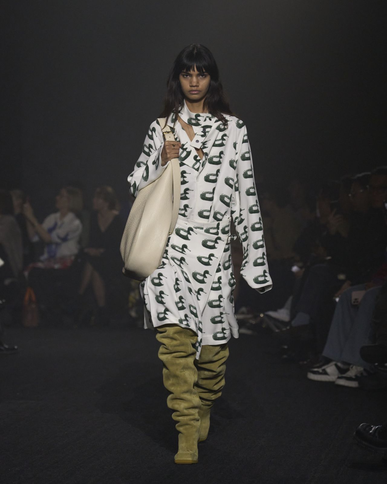 Daniel Lee 入主 Burberry首場大秀。Burberry 2023 秋冬大秀。