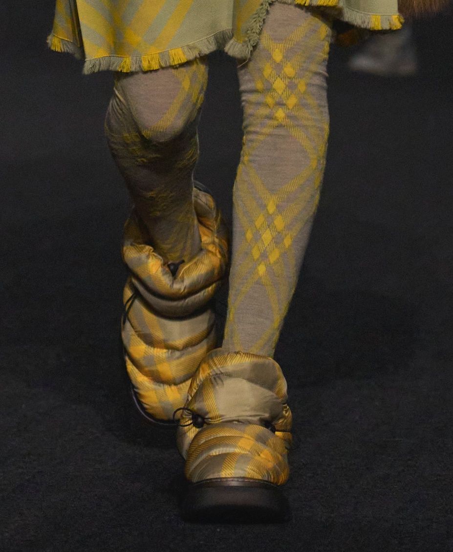 Burberry 2023 秋冬大秀登山鞋。