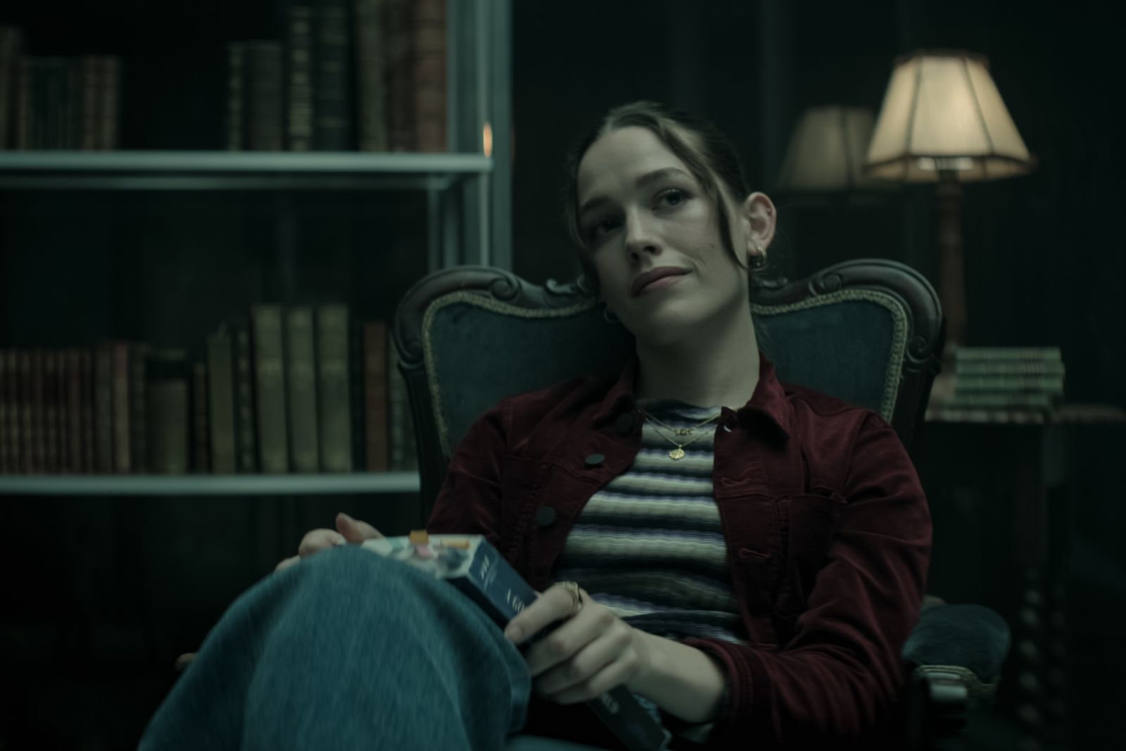 安眠書店樂芙復活了!You. Victoria Pedretti as Love Quinn in episode 409 of You. Cr. Courtesy of Netflix © 2023