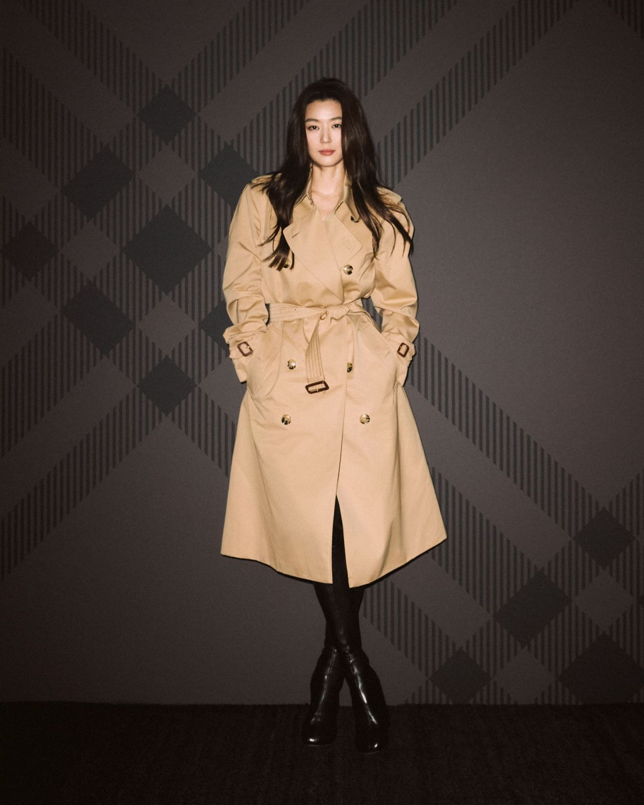 全智賢出席Burberry 2023 秋冬大秀。