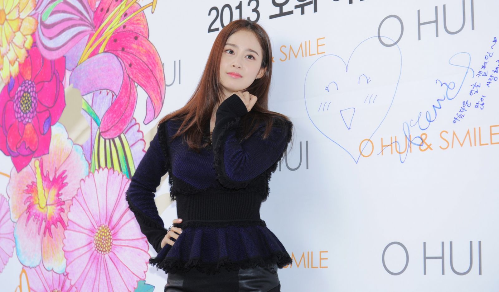 Kim Tae-hee at the Ohui Beautiful Face Campaign Bazaar in Seoul