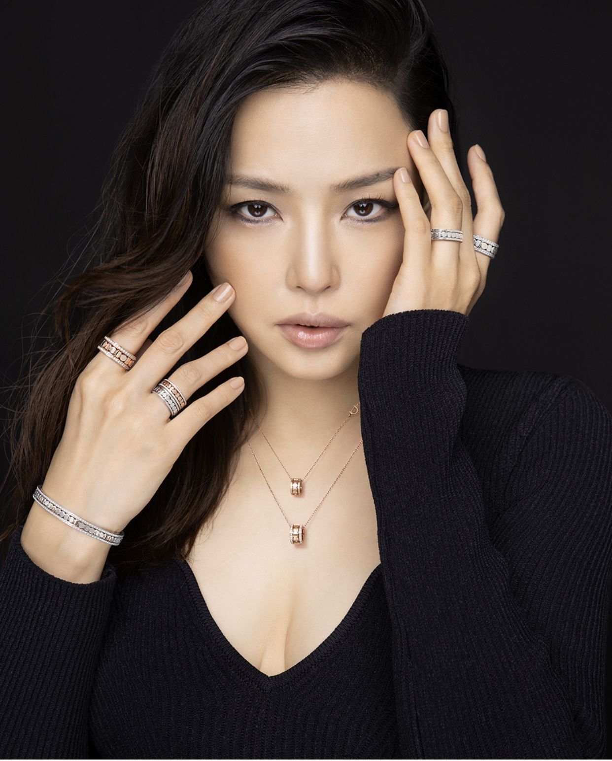 戒指戴法可嘗試同系列款式分別佩戴在不同手指上。韓星李荷妮佩戴Damiani Belle Epoque Reel系列,戒指與吊墜中央可旋轉