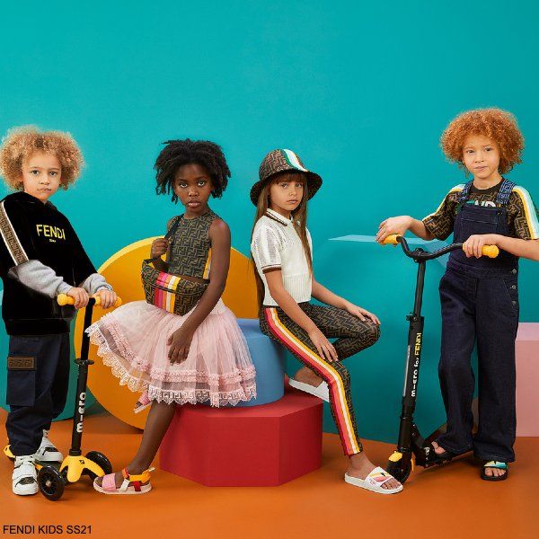 FENDI Kids 攜手瑞士知名滑板車品牌 micro 推出兩款兒童滑板車。(Photo via FENDI)