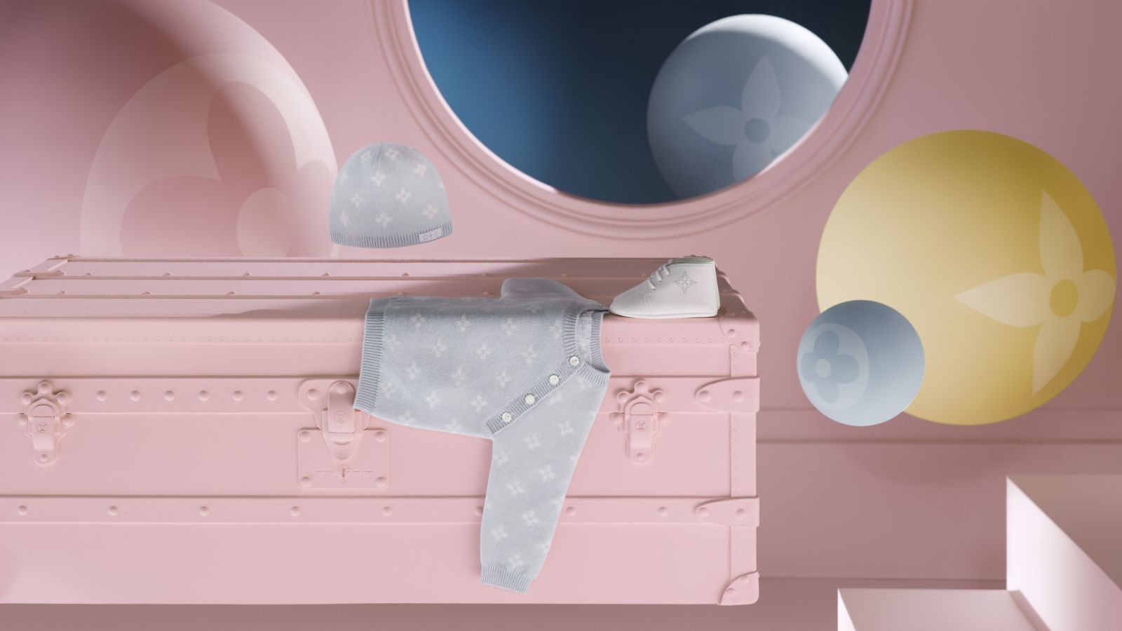 Louis Vuitton 新生兒系列創作包含服裝、鞋履、配飾和生活精品。(Photo via Louis Vuitton)
