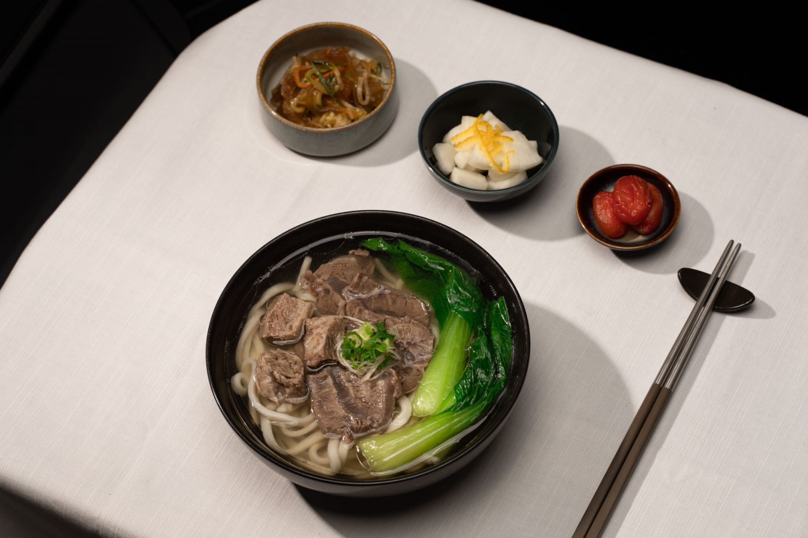 在兩段正餐間提供胡董招牌清燉牛肉麵。
