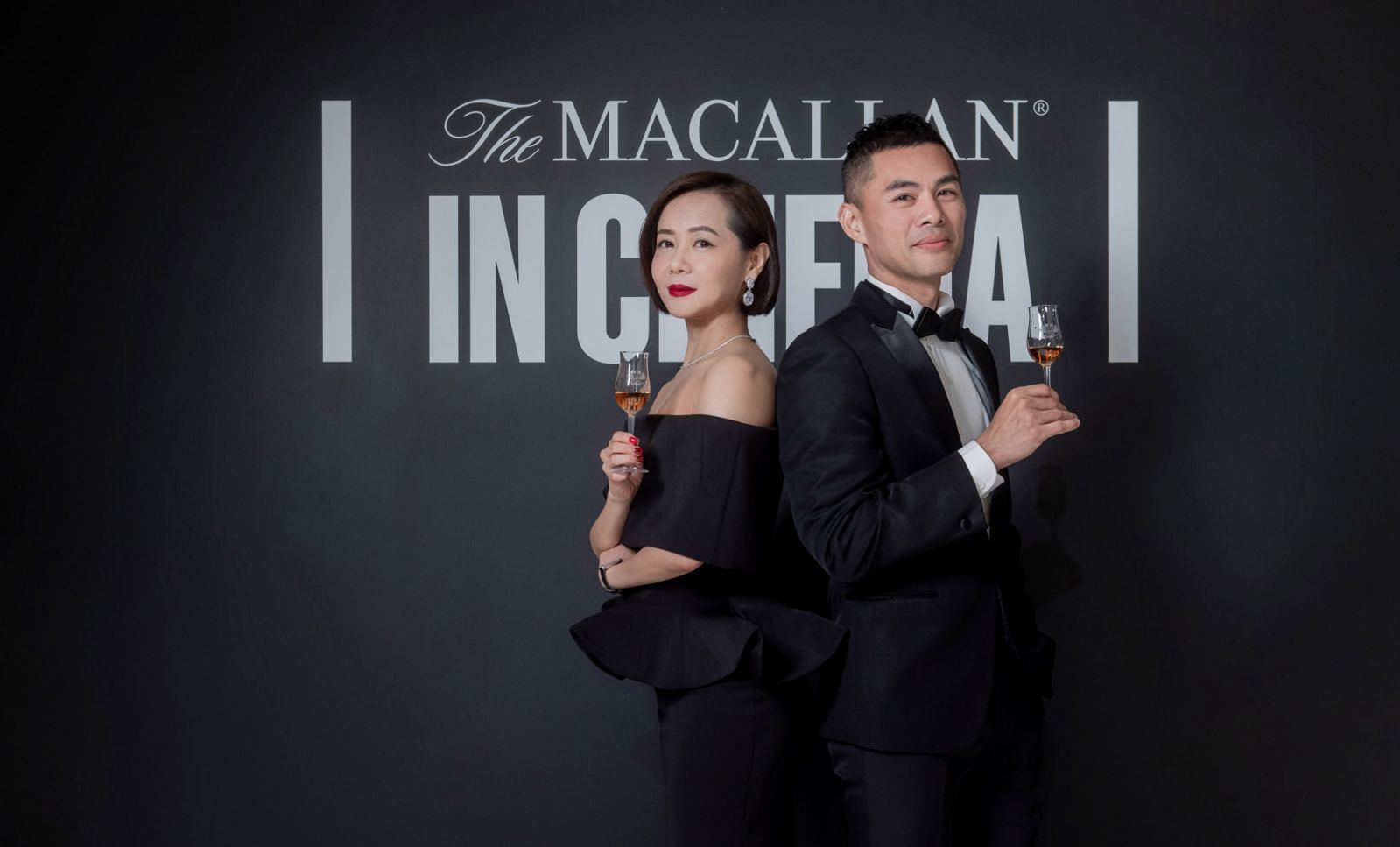 台灣愛丁頓寰盛洋酒公司行銷總監劉姿瓘(左) 及麥卡倫品牌大使黃偉綸(右),讚頌兩大巨擘共同創作史詩級珍釀,還原「電影中的麥卡倫」的非凡品味。