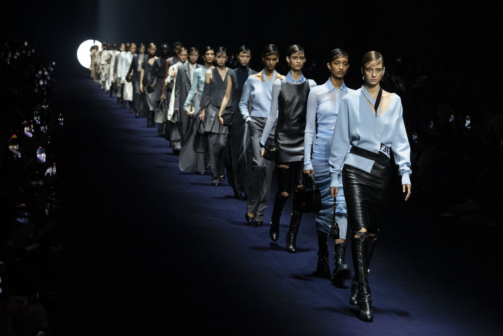 Fendi 2023 秋冬大秀。