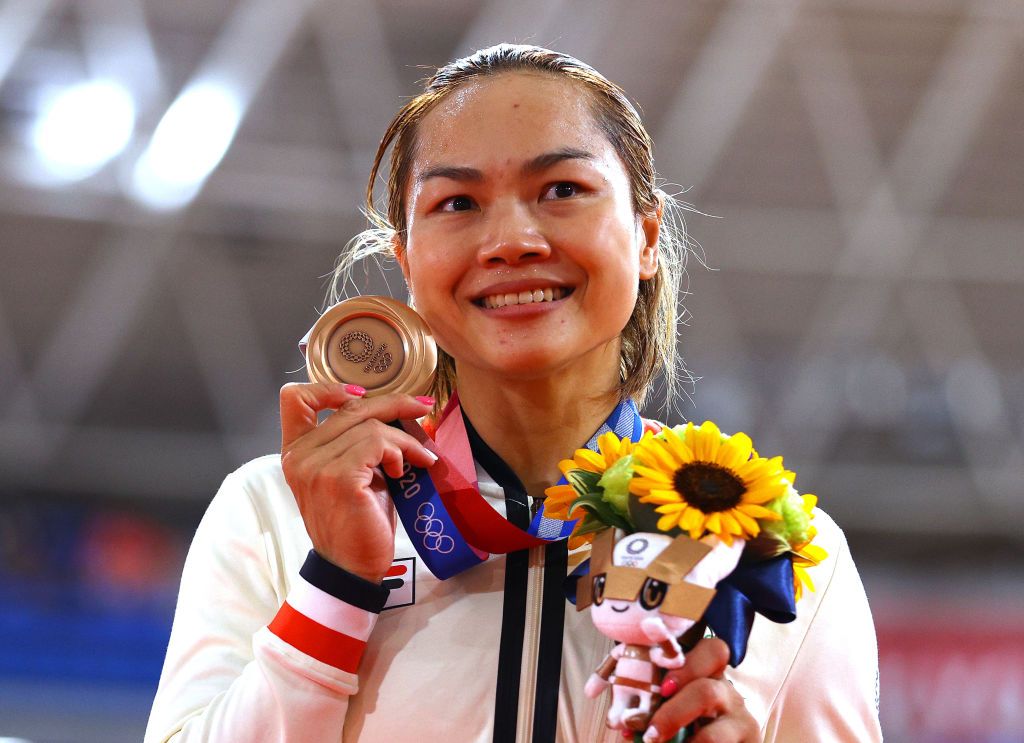 IZU, JAPAN - AUGUST 08: Silver medalist Wai Sze Lee of Team Hong Kong, during the medal ceremony after the Women's Omnium finals of the track cycling on day sixteen of the Tokyo 2020 Olympic Games at Izu Velodrome on August 08, 2021 in Izu, Shizuoka, Japan. (Photo by Tim de Waele/Getty Images)