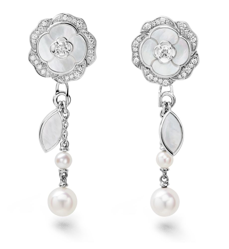 CHANEL Bouton de camélia可變換造型耳環,18K白金,鑲嵌鑽石、養殖珍珠和白色珍珠母貝。 NT$ 502,000