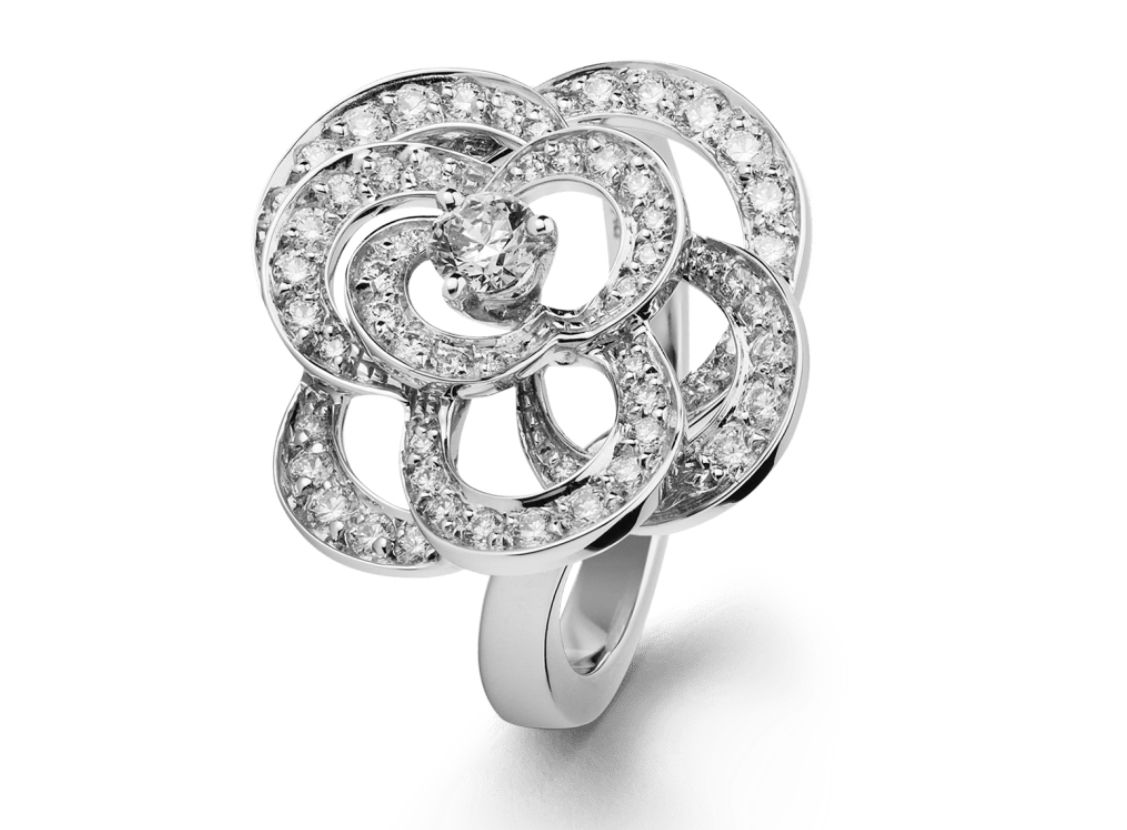 CHANEL FIL DE CAMÉLIA戒指中型款,18K白金鑲嵌鑽石。NT$ 280,000