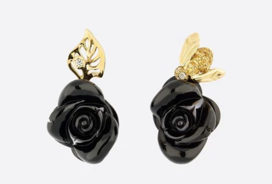 ROSE DIOR PRÉ CATELAN 耳環。黃金、鑽石、黃色藍寶石和縞瑪瑙。NT$ 320,000